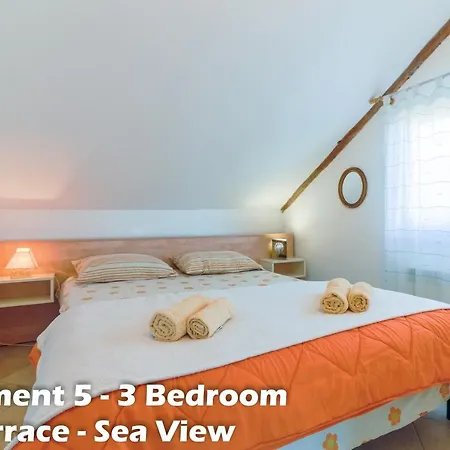 Art Apartments Vrsar Exterior photo